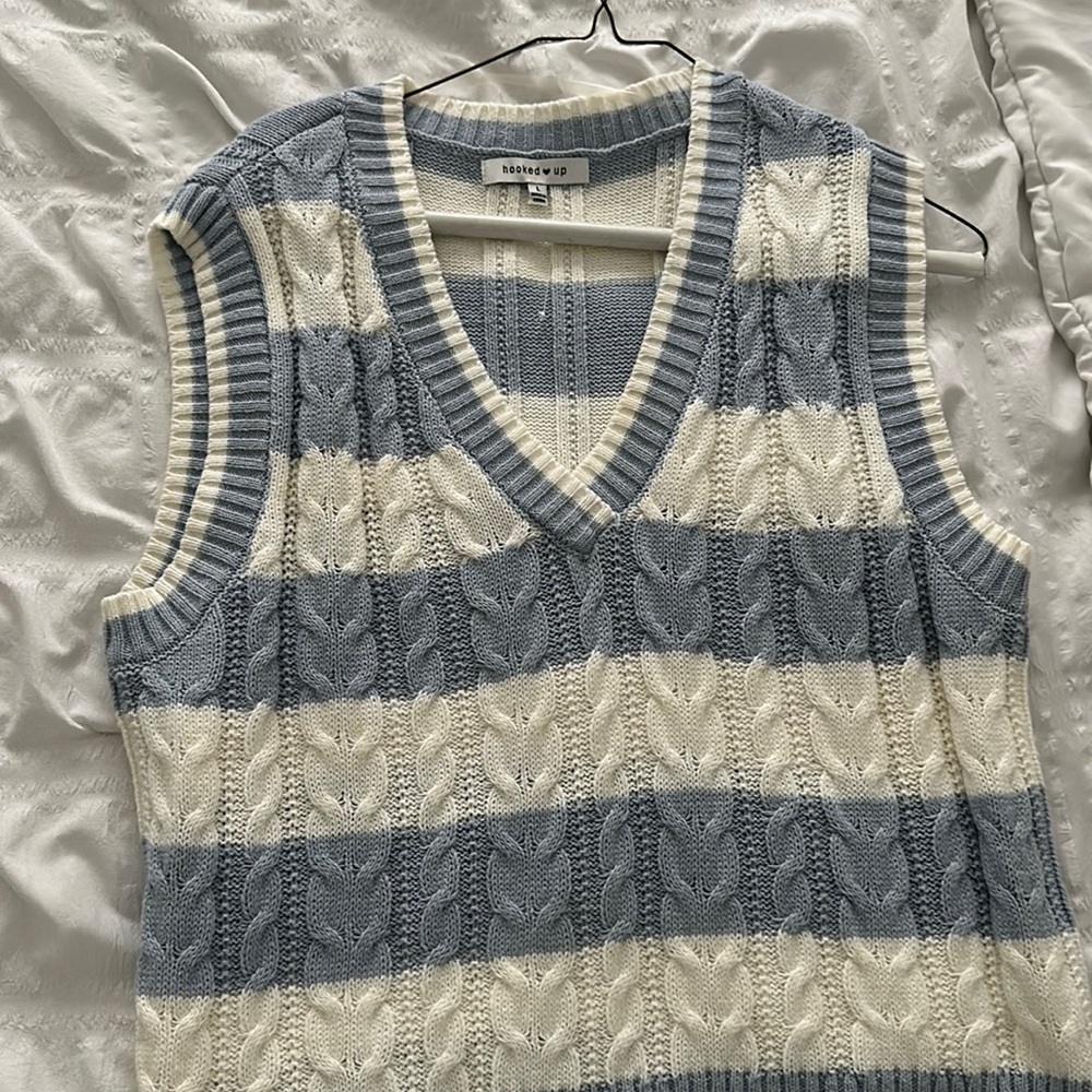 Hooked Up sweater vest slight worn